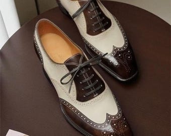 Zapatos Oxford brogue de piel en dos tonos crema y marrón hechos a mano para hombre. Zapatos Goodyear Welted cosidos a mano para hombre.