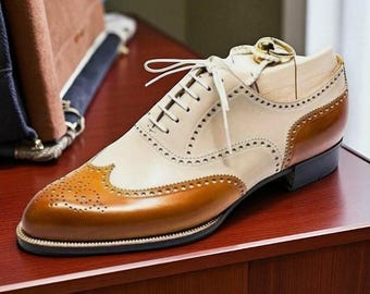 Zapatos Oxford brogue de piel en dos tonos crema y tostado hechos a mano para hombre. Zapatos Goodyear Welted cosidos a mano para hombre.