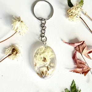 Real Pressed Flower Resin Keychain: Handmade Daisy Keyring