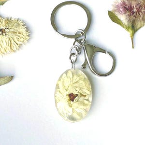 Real Pressed Daisy Flower Resin Keychain: Handmade Botanical Keyring