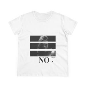 Può includere: T-shirt bianca con un'immagine in bianco e nero del volto di una donna diviso da linee orizzontali. La parola "NO." è stampata in nero sotto l'immagine. La maglietta è realizzata in un materiale morbido e confortevole.