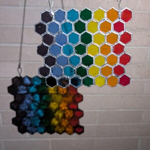 Regenbogen Flagge Glasmalerei - Handgefertigter Sechseck Glasmalerei, Fensterschmuck, LGBTQ+ Pride Dekoration, Wandbehang