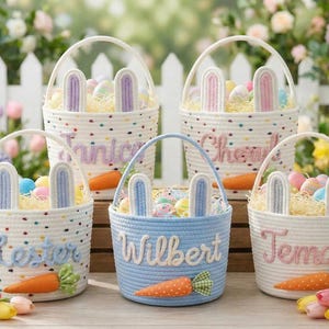 以下が含まれることがあります： 白い文字で「Welcome to our home」と書かれた素朴な木製の看板。 荒れた仕上がりとシンプルなデザインで、玄関やポーチに最適です。