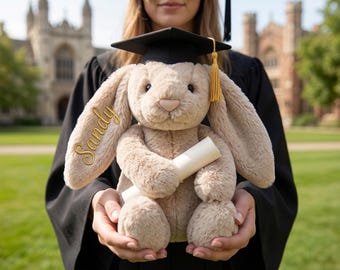 Gepersonaliseerde afstuderen konijntje cadeau voor haar, aangepaste klasse van 2026 knuffel, college senior aanwezig, verlegen konijn afstuderen aandenken