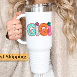 Copo floral Gigi, presente Gigi para a avó, copo de aniversário Gigi, copo personalizado Gigi, copo com o nome da avó, copo com letras de flores, copo com nome personalizado