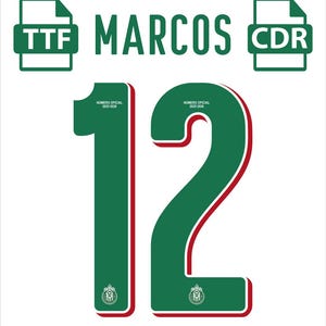 Könnte beinhalten: Ein weißes Trikot mit dem Namen "MARCOS" in grünen Blockbuchstaben. Die Nummer "12" ist grün mit roter Umrandung. Das Trikot enthält den Text "NUMERO OFICIAL 2025-2026" und ein Teamlogo.