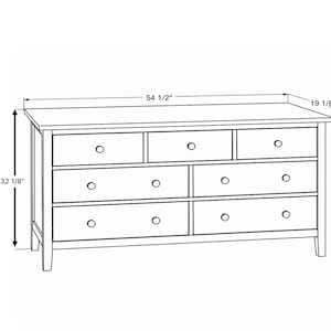 Op de afbeelding: Een witte houten commode met zes laden en een eenvoudig ontwerp. Hij is 138,4 cm breed, 81,6 cm hoog en 48,6 cm diep.