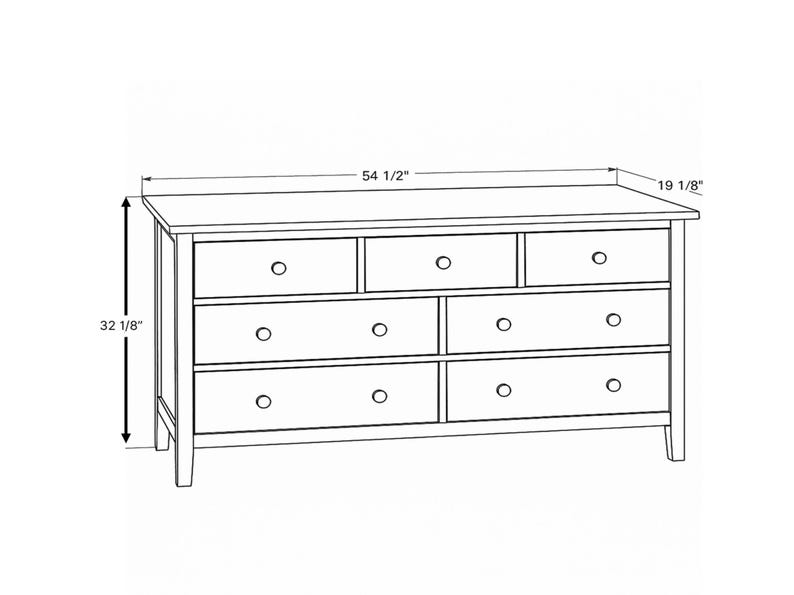 Op de afbeelding: Een witte houten commode met zes laden en een eenvoudig ontwerp. Hij is 138,4 cm breed, 81,6 cm hoog en 48,6 cm diep.