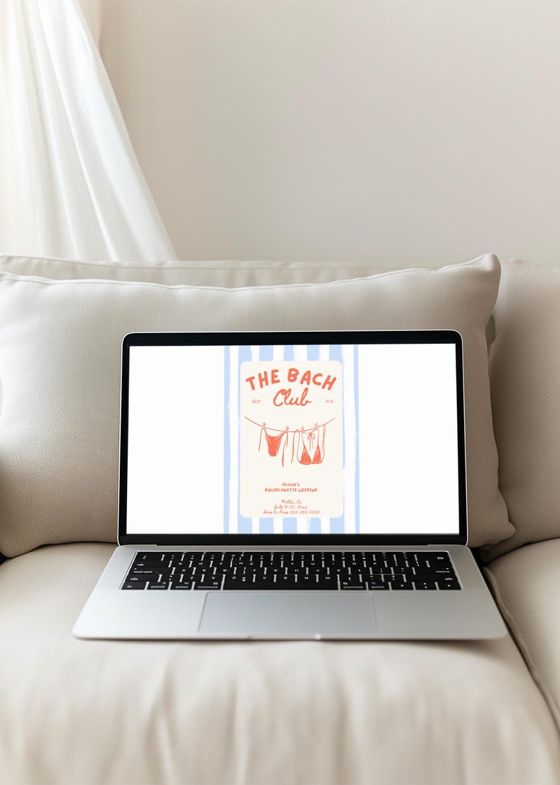Pu&ograve; includere: Un laptop mostra una grafica per "The Bach Club". Il design presenta un bikini arancione chiaro appeso a un filo stendibiancheria su uno sfondo a strisce blu e bianche. Il laptop &egrave; su un divano color crema.