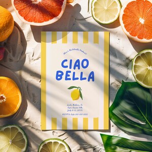 Puede incluir: Una composici&oacute;n plana con una tarjeta de felicitaci&oacute;n con las palabras "Ciao Bella" en azul, una ilustraci&oacute;n de lim&oacute;n y detalles del evento. La tarjeta est&aacute; rodeada de c&iacute;tricos en rodajas, fresas y hojas tropicales, creando una est&eacute;tica veraniega vibrante.