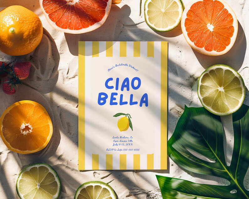 Puede incluir: Una composici&oacute;n plana con una tarjeta de felicitaci&oacute;n con las palabras "Ciao Bella" en azul, una ilustraci&oacute;n de lim&oacute;n y detalles del evento. La tarjeta est&aacute; rodeada de c&iacute;tricos en rodajas, fresas y hojas tropicales, creando una est&eacute;tica veraniega vibrante.