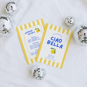 Puede incluir: Dos tarjetas de invitaci&oacute;n con rayas amarillas y blancas y el texto "CIAO BELLA" en azul. Las tarjetas tienen una ilustraci&oacute;n de lim&oacute;n y detalles del fin de semana. Bolas de discoteca plateadas est&aacute;n esparcidas alrededor de las tarjetas.