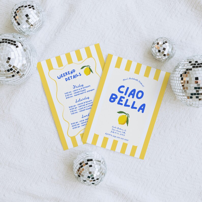 Puede incluir: Dos tarjetas de invitaci&oacute;n con rayas amarillas y blancas y el texto "CIAO BELLA" en azul. Las tarjetas tienen una ilustraci&oacute;n de lim&oacute;n y detalles del fin de semana. Bolas de discoteca plateadas est&aacute;n esparcidas alrededor de las tarjetas.