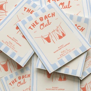 Pu&ograve; includere: Un mucchio di inviti per un addio al nubilato. Gli inviti hanno un bordo a righe azzurre e presentano il testo "THE BACH Club" in corallo. Il design include un filo per stendere con costumi da bagno color corallo.