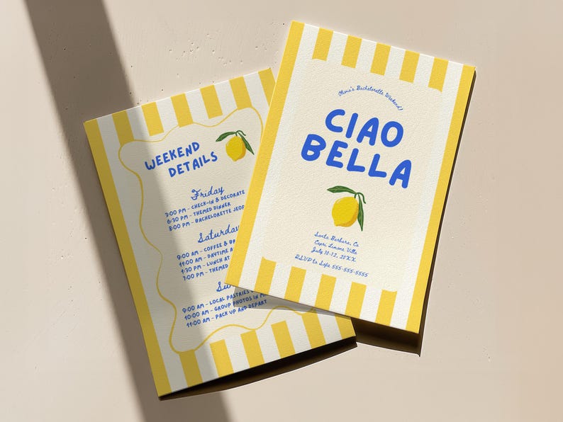 Puede incluir: Dos tarjetas de invitaci&oacute;n con un borde a rayas amarillas y blancas e ilustraciones de limones. Una tarjeta dice "CIAO BELLA" en azul, y la otra dice "WEEKEND DETAILS" en azul. Las tarjetas tienen detalles del evento.
