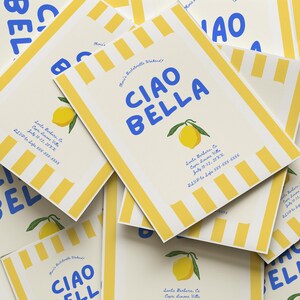 Puede incluir: Invitaciones con tem&aacute;tica de lim&oacute;n. Las invitaciones tienen un fondo crema con rayas amarillas y blancas y las palabras "CIAO BELLA" en azul. Cada invitaci&oacute;n tiene una ilustraci&oacute;n de lim&oacute;n y detalles del evento.