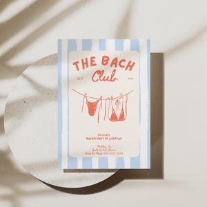 Pu&ograve; includere: Un invito rettangolare con un bordo a righe blu chiaro e bianco. Il testo "THE BACH Club" &egrave; in rosso, con un disegno di costumi da bagno appesi a un filo. L'invito &egrave; per il weekend di addio al nubilato di Olivia.