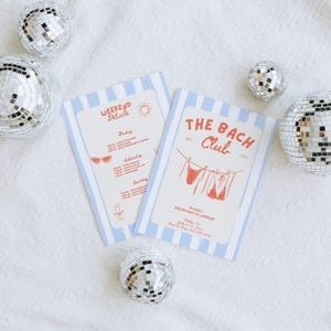 Pu&ograve; includere: Due biglietti a righe blu e bianche con i testi rossi "Weekend Details" e "The Bach Club". La carta The Bach Club presenta un disegno di bikini. Sferette da discoteca argentate sono disposte attorno ai biglietti su una superficie bianca.