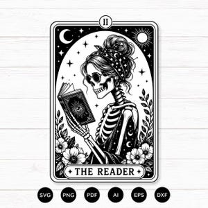 Peut inclure: Une illustration de carte de tarot en noir et blanc intitulée THE READER représentant un squelette portant des lunettes rondes et un foulard à motifs, lisant un livre avec un symbole d'œil sur la couverture, entouré de fleurs, d'étoiles, d'une lune et d'un soleil.
