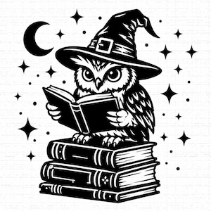 Op de afbeelding: Een zwart-witte grafische illustratie van een uil met een puntige heksenhoed, die een open boek leest terwijl deze op een stapel van drie gesloten boeken zit. De scène is omringd door een maansikkel en verschillende vierpuntige sterren.