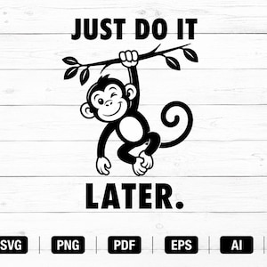 Op de afbeelding: Een zwart-wit grafisch ontwerp met een cartoon-aap die aan een boomtak hangt. De tekst boven de aap luidt JUST DO IT en de tekst onder de aap luidt LATER. Het ontwerp wordt gepresenteerd op een witte achtergrond met houtnerf.