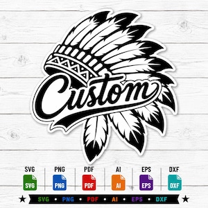 Può includere: Un design grafico in bianco e nero raffigurante un copricapo di piume stilizzato con la parola Custom scritta in un carattere corsivo in grassetto sulla parte anteriore. Sotto la grafica principale ci sono sei piccole icone quadrate etichettate SVG, PNG, PDF, AI, EPS e DXF.