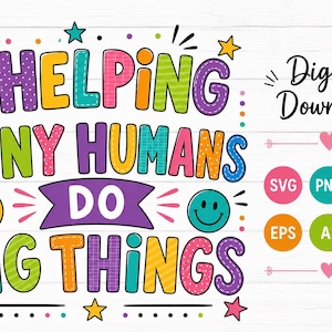 Può includere: Un colorato design grafico digitale con il testo HELPING TINY HUMANS DO BIG THINGS in un carattere giocoso multicolore con motivi a pois e a righe. Il design include tre faccine sorridenti, stelle e icone di formati di file.