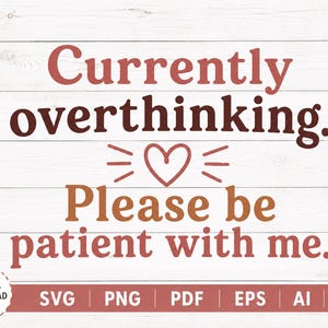 Può includere: Un design grafico digitale con il testo "Currently overthinking. Please be patient with me." in toni marroni e arancioni, con una piccola icona a forma di cuore al centro. Un banner inferiore mostra "DIGITAL DOWNLOAD" e i formati dei file.