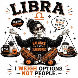 Könnte beinhalten: Eine grafische Darstellung eines Skeletts im Schneidersitz, das ein schwarzes Sweatshirt mit dem Text BALANCE IS MY SUPERPOWER und eine orangefarbene karierte Hose trägt. Das Skelett hält Waagschalen mit Gegenständen wie Tasse, Pflanze und Krapfen.