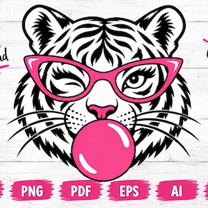 Könnte beinhalten: Eine schwarz-weiße grafische Illustration eines Tigerkopfes mit einer leuchtend pinken Cat-Eye-Brille, der eine große pinke Kaugummiblase bläst. Der Text Digital Download und High Quality steht neben dem Tiger, mit SVG, PNG, PDF, EPS, AI, DXF darunter.