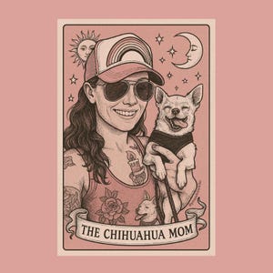 The Chihuahua Mom tarotkaartsticker – Voor getatoeëerde hondenmama's met een grote instelling en kleine honden, chihuahuasticker, chihuahualiefhebber