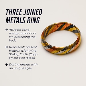 Puede incluir: Un anillo de tres metales con un diseño único. El anillo está compuesto de cobre, acero y otro metal, con un patrón a rayas de oro, plata y bronce. El texto a la izquierda dice "THREE JOINED METALS RING".