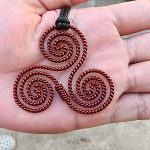 Triskelion, 144 MHz Sacred Cubit, naszyjnik z miedzianej cewki, narzędzie do medytacji i przepływu