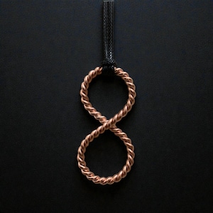Handgjort Infinity-hänge i koppar – Tensorring i sakral geometri