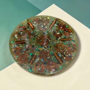 Orgonit Aufladeplatte — Quarzkristall Energiescheibe | Handgemachte Resin Platte, Altar & Schreibtisch Dekor Geschenk