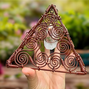 Met koperdraad gewikkelde heldere kwartskristaldriehoek - Heilige geometrie Wall Art Decor