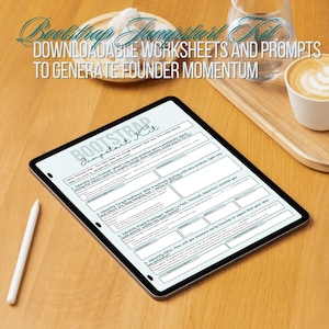Puede incluir: Una tableta digital que muestra una hoja de trabajo titulada "Bootstrap Jumpstart Kit" con indicaciones para generar impulso de fundador. Un lápiz óptico blanco, una taza de café y un vaso de agua están sobre una superficie de madera.