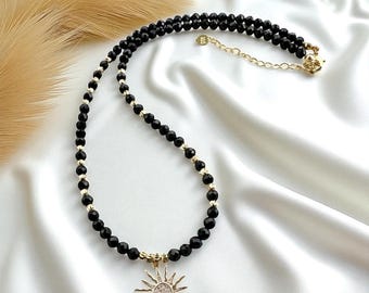 Zwarte onyx ketting met zonhanger, 18K vergulde kralen, handgemaakte edelsteensieraden, elegant luxe cadeau voor haar