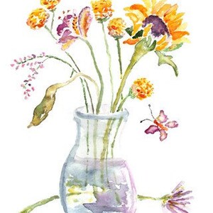 Op de afbeelding: Een aquarel van een boeket gele en oranje bloemen in een heldere glazen vaas. De bloemen omvatten zonnebloemen, madeliefjes en andere wilde bloemen. Een vlinder zit op de rand van de vaas.