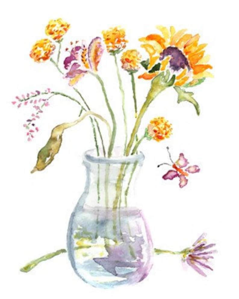 Op de afbeelding: Een aquarel van een boeket gele en oranje bloemen in een heldere glazen vaas. De bloemen omvatten zonnebloemen, madeliefjes en andere wilde bloemen. Een vlinder zit op de rand van de vaas.