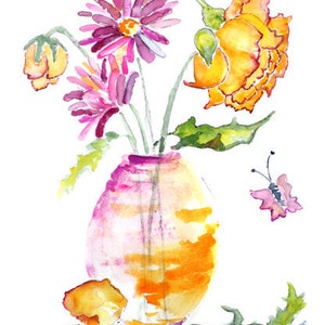 Op de afbeelding: Waterverf schilderij van een boeket bloemen in een vaas. De bloemen zijn roze, geel en oranje. De vaas is licht oranje van kleur met een roze en wit ontwerp. Er is een vlinder op de achtergrond.