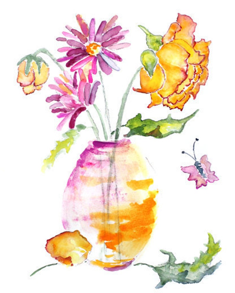 Op de afbeelding: Waterverf schilderij van een boeket bloemen in een vaas. De bloemen zijn roze, geel en oranje. De vaas is licht oranje van kleur met een roze en wit ontwerp. Er is een vlinder op de achtergrond.