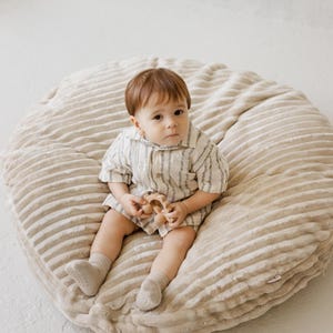 Großes Kinder Bodenkissen. Cord Bodenkissen, runder Bodenhocker für Spielzimmer, Montessori Bodensitz, gemütliche Kinderzimmerdekoration, Kinderzimmerkissen