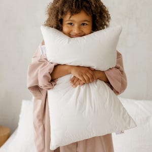 カポックの詰め物とオーガニックコットンのカバーを使用した天然睡眠枕、子供用寝具枕、子供用寝室枕、子供部屋枕