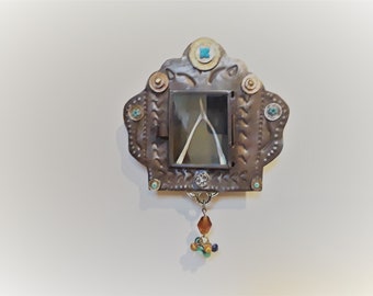 Boîte nicho en étain décorée à la main avec Wishbone (pièce de monnaie chinoise et perles vintage)