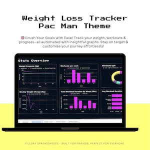 Op de afbeelding: Een laptopscherm dat een gewichtsverlies-tracker met een Pac-Man-thema weergeeft. De tracker bevat grafieken die de gewichtsvoortgang, de wekelijkse gewichtsverandering, de trainingen per week, de totale trainingsduur en de gemiddelde trainingsduur laten zien. De grafieken zijn in een donker kleurenschema met roze en paarse accenten. De tekst op het scherm luidt "Weight Loss Tracker Pac Man Theme" en "Stats Overview".