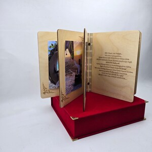 May include: A wooden photo album with a red velvet box. The album has multiple pages with photos of a sunset and a horse. The album has a text inscription that reads: "SEK Olmuş Aşk Doğduğun YALANLA Uyumsuzluk.  Yılların Ge&ccedil;tiği Sıcaklıklar Ekşiyor.  MEZUN Sandık&ccedil;a G&ouml;zleri Reddeden Şeyler Doğdu.  ŞEREFINE Kalacak.  Ağır Olmayanlar Ne S&ouml;ylemişse ZARAR.  Bildiklerimizi Unutmamak İ&ccedil;in Son Zamanlarda Aşkın Anlamsızlığı Kadar B&uuml;y&uuml;k Bir Yapayalnız Sendrom.  Ge&ccedil;ti Gidiyor Bu Aşkın Aşkalsız.  İDRAKİ BİR &Ccedil;İ&Ccedil;EK SE&Ccedil;TİĞİNE.