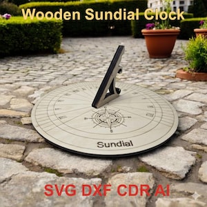 Op de afbeelding: Een houten zonnewijzerklok met een kompasroosontwerp in het midden. De klok heeft een zwarte gnomon en het woord "Sundial" is op de wijzerplaat gedrukt. De tekst "Wooden Sundial Clock" staat bovenaan.