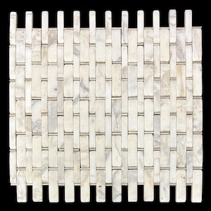 Puede incluir: Un patrón de mosaico rectangular con un diseño tejido. Las baldosas son de un blanco cremoso claro con sutiles vetas grises, creando una apariencia de piedra natural. El patrón está hecho de piezas rectangulares.