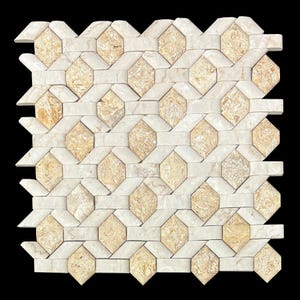 Puede incluir: Un patrón de mosaico con un diseño geométrico repetitivo. El patrón alterna entre formas rectangulares de color beige claro y baldosas en forma de diamante en un tono beige más oscuro. Las baldosas están dispuestas en un patrón entrelazado.